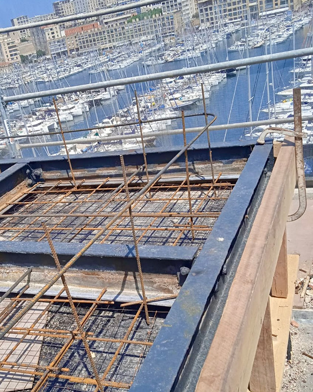 Travaux de gros œuvre pour reconstruire des balcons avec accès compliqués situé sur le Vieux Port de Marseille